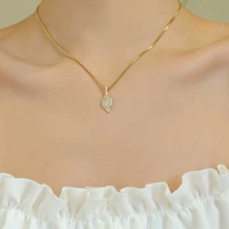 Collier feuille de basilic doré 🌙✨ 2025