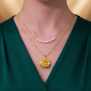 🌸قلادة فاخرة بوردة ذهبية وسلسلة لؤلؤ🌸