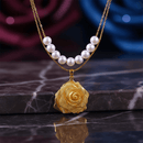 🌸قلادة فاخرة بوردة ذهبية وسلسلة لؤلؤ🌸