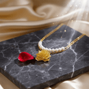 🌸قلادة فاخرة بوردة ذهبية وسلسلة لؤلؤ🌸