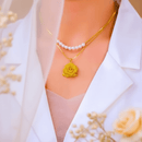 🌸قلادة فاخرة بوردة ذهبية وسلسلة لؤلؤ🌸